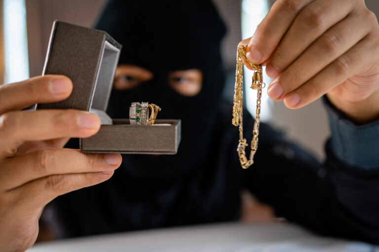 Zwei Trickdiebinnen beklauen Rentner in Wohnung – Zeugen gesucht!